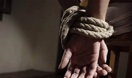 ادّعى أنه مخطوف للحصول على فدية من زوجته وعائلته… وهذا ما حصل (فيديو)