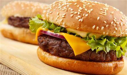 حالته حرجة جداً.. ابن الـ 22 عاماً في المستشفى يُصارع الموت بسبب &quot;برغر&quot;!