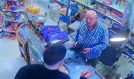 بسبب ورقة 20 دولارا.. هذا ما حصل لرجل ستيني وزوجته داخل متجر في تعلبايا (فيديو)