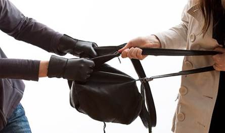 سرق حقيبة يدّ من سيّدة... وهذا ما حصل معه