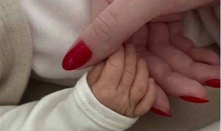 ملكة جمال لبنان السابقة تُرزق بطفلة... شاهدوا هذه الصور من المستشفى