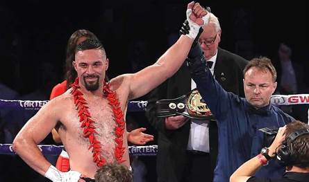 بطل العالم في الملاكمة يواجه خطر الإيقاف.. ما السبب؟