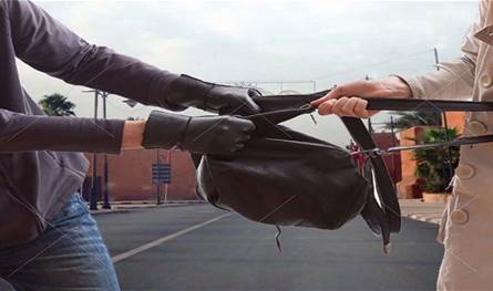 أمام مقهى... سيّدة تعرّضت للسرقة في الضمّ والفرز