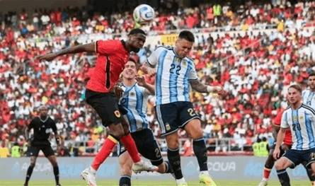 بالفيديو.. اشتباكات خلال مباراة الارجنتين وأنغولا