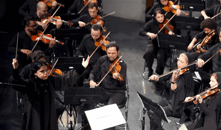 قائدة على المنصة.. أوّل امرأة تقود أوركسترا إيرانية فمن هي؟ (فيديو)