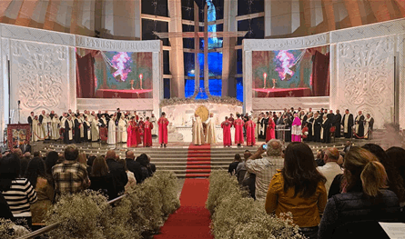 البطريرك ميناسيان: لبنان ما زال ينهض لأنّ في قلبه إيمانًا لا يُطفأ