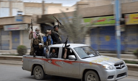 هجوم على مقهى في حمص.. وسقوط قتلى بينهم مختار