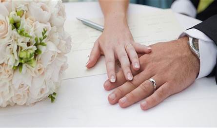 إعلامي يدخل القفص الذهبي.. والعروس من خارج الوسط  