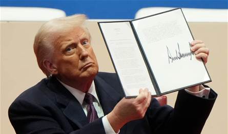 جدل جديد يلاحق ترامب… &quot;توقيع واحد&quot; يُنسخ على 7 قرارات عفو