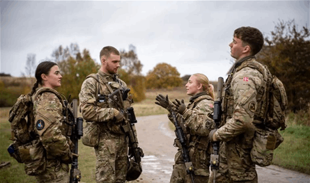دنمارك على الجبهة الأمامية.. من مقاهي الفتيات إلى قوائم التجنيد الإلزامي