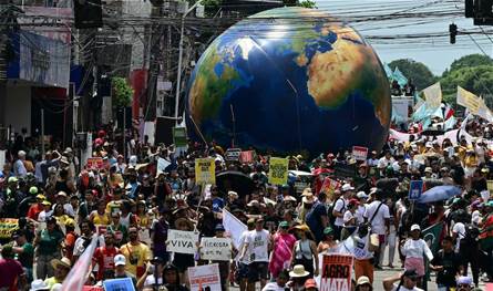 50 ألف متظاهر يهزون مؤتمر المناخ في البرازيل