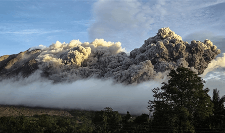بالصور: بركان مرعب ينفجر في اليابان.. الرماد وصل إلى ارتفاع 4400 متر 