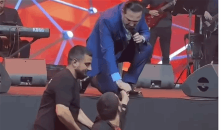 تواضع وائل جسار يأسر القلوب.. هذا ما فعله مع أحد ذوي الاحتياجات الخاصة خلال حفل له (فيديو)