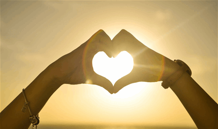 رُصدا وهما يتبادلان الحديث والضحك.. ممثل يتقرب من مؤثرة تصغره بـ28 عاما