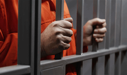 قبل ساعات من إعدامه.. سجين ينجو من الموت