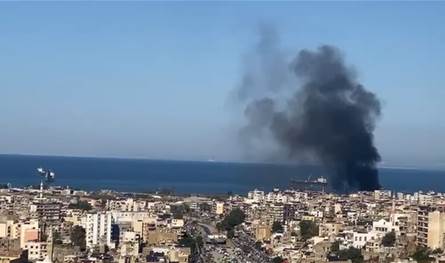 دخان أسود يغطي سماء طرابلس.. وهذا ما تبيّن (فيديو)