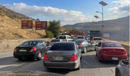 حادث سير مروّع بين شاحنة وسيارة في المنطقة (صور)