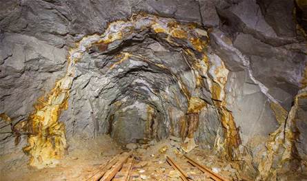 مأساة في منجم.. عشرات العمال يلقون مصرعهم تحت الرمال (فيديو)