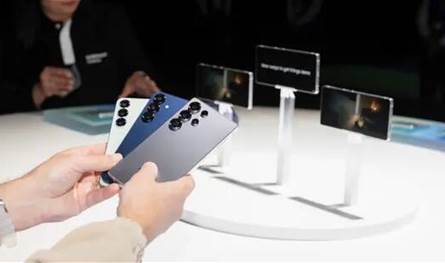 آيفون 17 يربك خطط سامسونغ… تعديلات جذرية تطال Galaxy S26