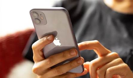 أيهما الأنسب لكبار السن.. آيفون أو أندرويد؟