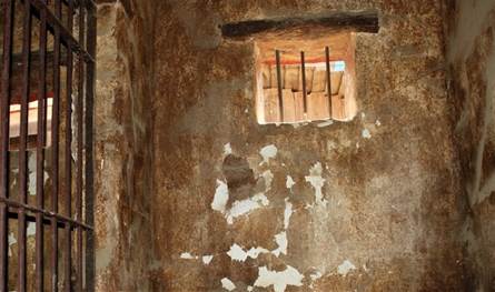 تقرير جديد عن &quot;فظائع&quot; سجون الأسد.. وحشية تطال النساء!