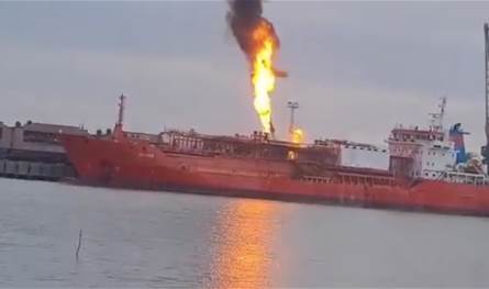 بعد هجوم بالمسيّرات... إندلاع حريق على ناقلة غاز تركية في ميناء إزمائيل