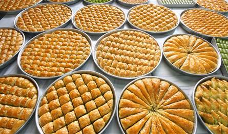 &quot;حشرات&quot; داخل متجر للحلويات في منطقة لبنانية.. وبيانٌ &quot;أمني&quot; بشأنه 