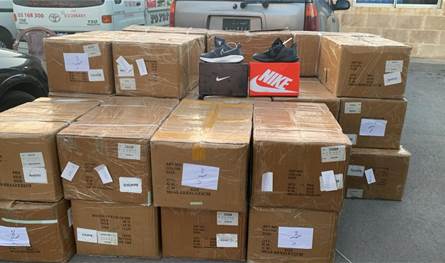 &quot;أحذية مهربة&quot; عبر شاحنة.. و &quot;الجمارك&quot; تضبطها