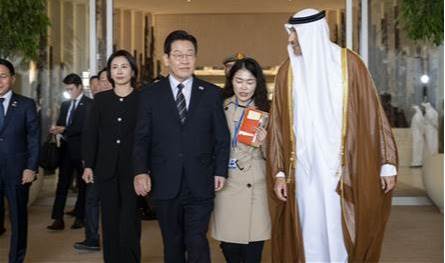 رئيس كوريا الجنوبية يصل الإمارات