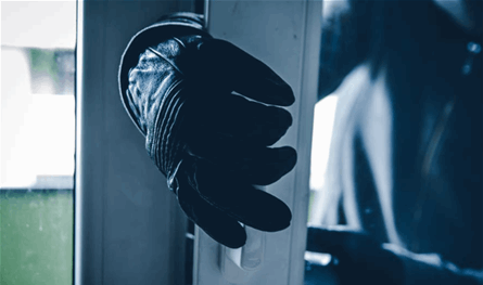 في وضح النهار..  مغنٍّ يُسلب ذهبَه وهاتفه أمام زوجته وزبائن مطعمه (فيديو) 