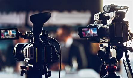 أطلت مُتعبة من على سرير المستشفى.. إعلامية شهيرة تخضع لجراحات دقيقة في المانيا (فيديو)