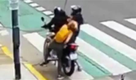 بالفيديو.. تشبثت بالسارق حتى وصول الشرطة