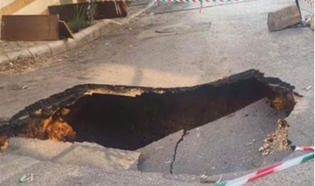 بالصورة: انخساف الطريق بين منطقة مار الياس وتلة الخياط