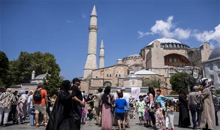 وفاة عائلة بأكملها بعد تسمّم أفرادها في فندق في اسطنبول