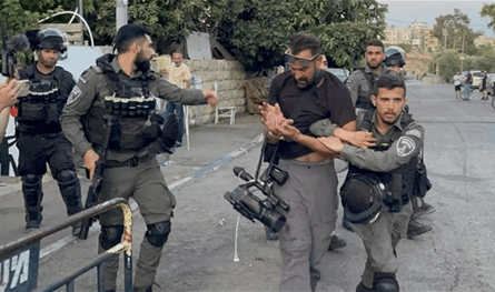 إصابة مصوّر &quot;الجزيرة&quot; بالرصاص خلال تغطيته تظاهرة فلسطينية في الضفة الغربية