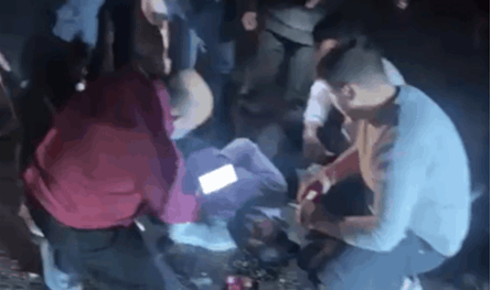 بالفيديو.. حادث سير بين &quot;توك توك&quot; وسيارة تابعة لجهاز الجمارك