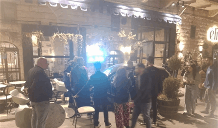 بالصور.. سيارة تقتحم مقهى في زحلة