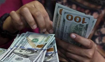 الدولار يتذبذب وسط تحوّل المستثمرين إلى الملاذات الآمنة