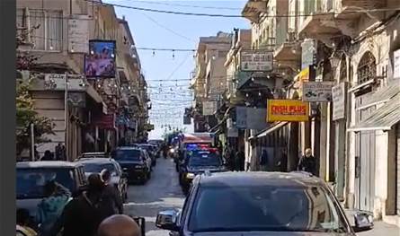 بالصورة: لحظة مرور الموكب الذي يقل جثمان الشهيد في الجيش بلال البرادعي في بعلبك