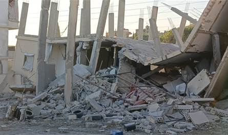 بالفيديو... هكذا أصبح المبنى بعد إستهدافه في دير كيفا