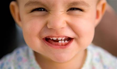 دراسة: توتر الأم يسرّع نمو أطفالها… والأسنان تظهر مبكرًا بشكل لافت
