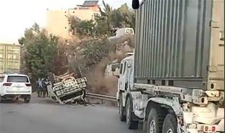 بالفيديو: انقلاب آلية لليونيفيل على أوتوستراد الجية