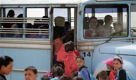 بالصورة.. انقلاب فان مدرسة وإصابة 4 أشخاص