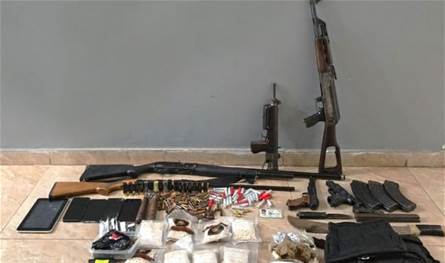عند حاجز الصدقة.. توقيف مواطن بحوزته أسلحة وذخائر 