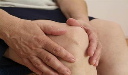 طقطقة المفاصل… هل هي خطيرة؟ خبيرة تغذية توضح الأسباب و العلاج