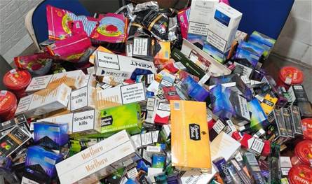 بالصور... ضبط كمية من الدخان والمعسل والبسة واحذية وبندورة مهربة