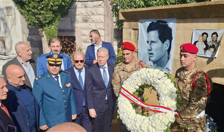 رجي يضع إكليل زهر على ضريح الرئيس كميل شمعون