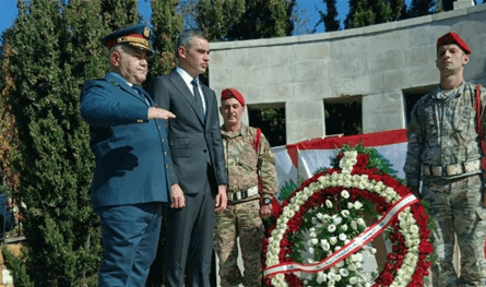 طوني فرنجيه يضع إكليلاً من الزهر على ضريح الوزير الراحل حميد فرنجية