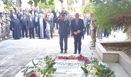 حيدر يضع إكليلاً من الزهر على ضريح الرئيس الراحل عادل عسيران