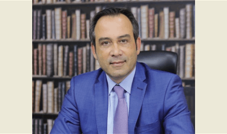  بدر وضع إكليلا من الزهر باسم الجمهورية اللبنانية على ضريح الرئيس حبيب ابو شهلا 